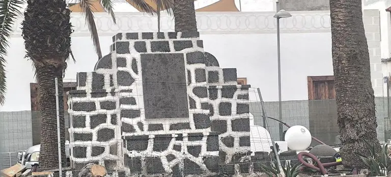 Imagen del monumento con la cruz cristiana eliminada de la parte superior