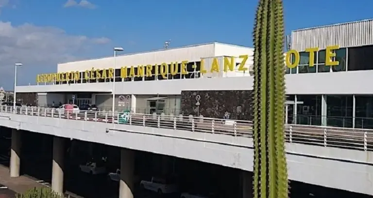 Imagen de la entrada al aeropuerto de Lanzarote.