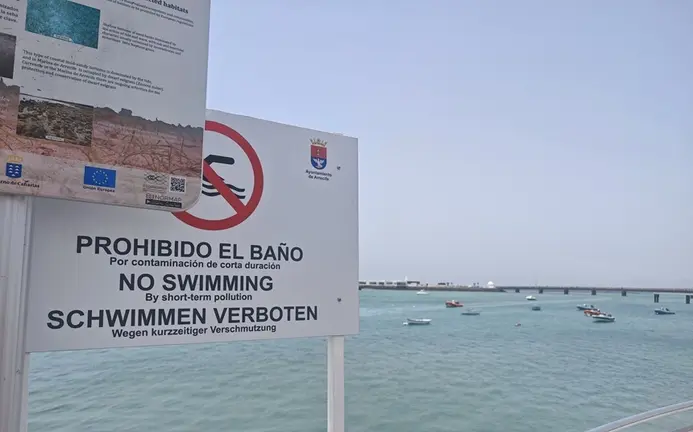 El Ayuntamiento activa el protocolo e instala un cartel que desaconseja el baño en la zona de La Pescadería, en la capital de Lanzarote