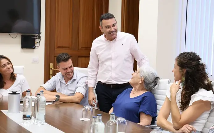 Oswaldo Betancort en la reunión que ha mantenido con las roseteras