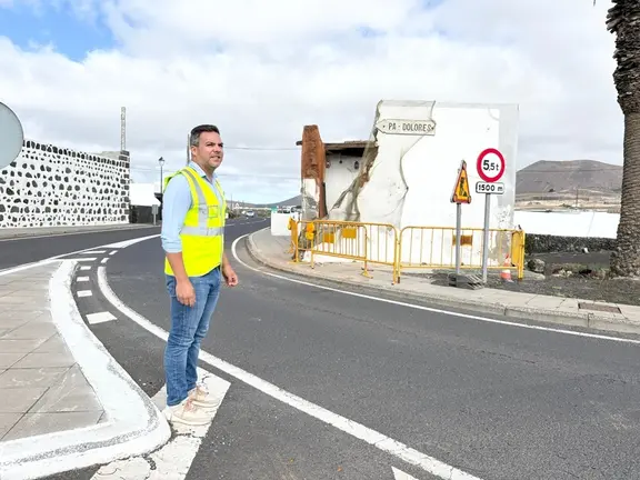 El consejero de Obras Públicas, JAcobo Medina, en la vía de El Peñón