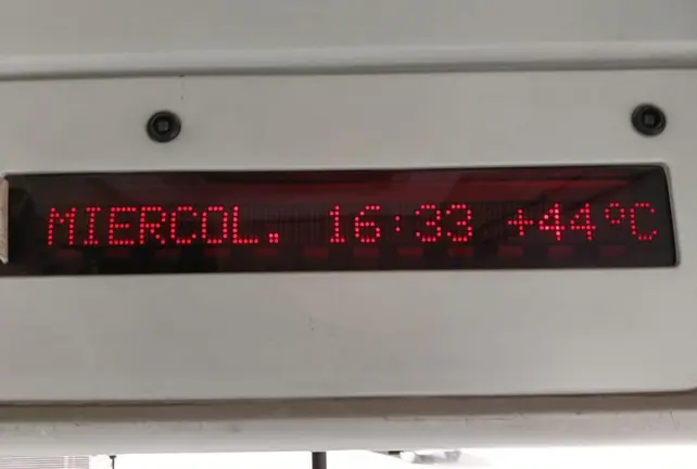 Imagen del panel en el que se anuncia la sorprendente temperatura que se supone que estaban soportando los pasajeros