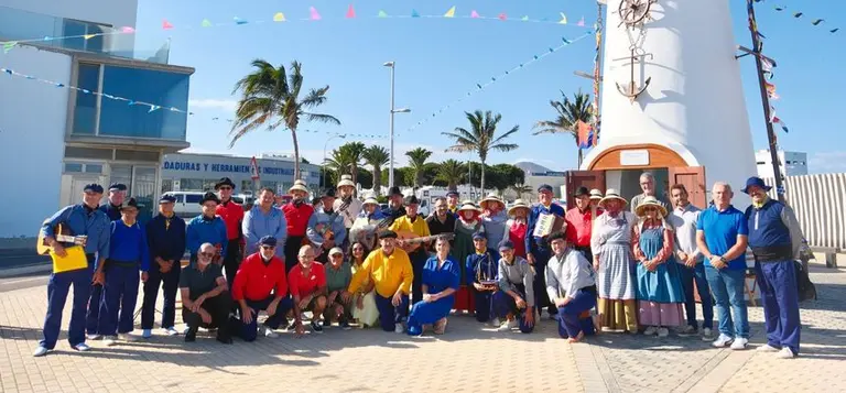 Imagen de la gente que participó en la ofrenda floral de este sábado
