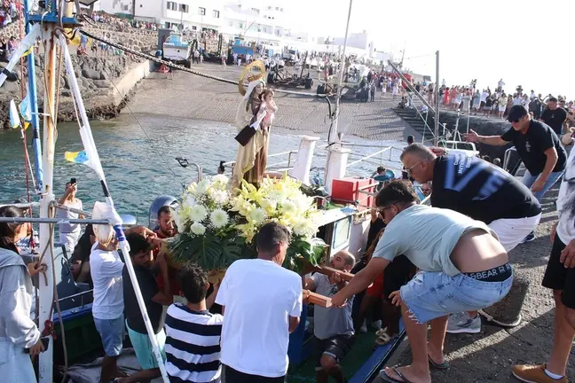 Procesión marítima de la virgen del Carmen en La Santa.