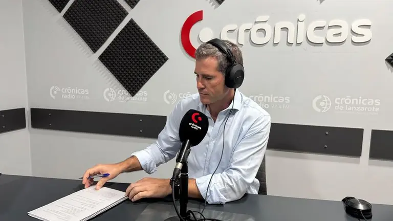 José Juan Calero en el estudio de Crónicas Radio.