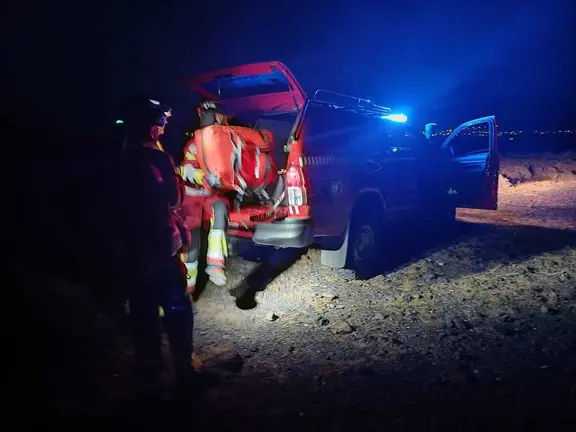 Bomberos del Consorcio de Seguridad y Emergencias colaborando en el traslado del afectado.