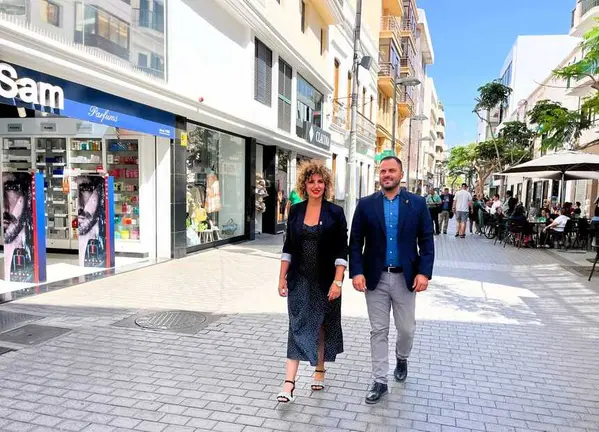 Yonathan de León y Eli Merino paseando por las calles de Arrecife.