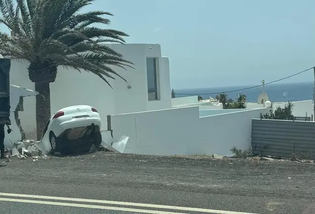 Imagen del vehículo tras chocar contra el muro de la vivienda.