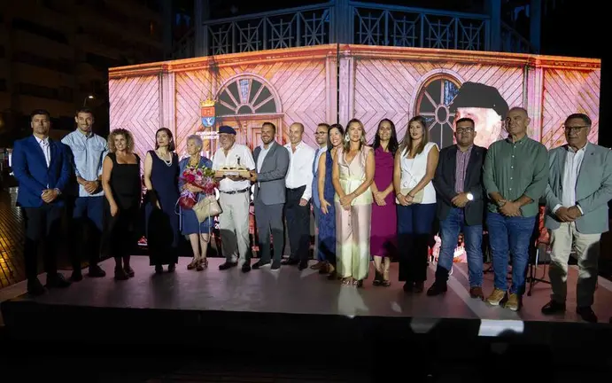 Grupo de gobierno de Arrecife junto a los pregoneros de San Ginés 2025.