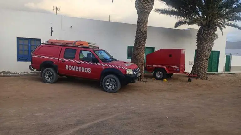 Bomberos en la vivienda de La Graciosa.