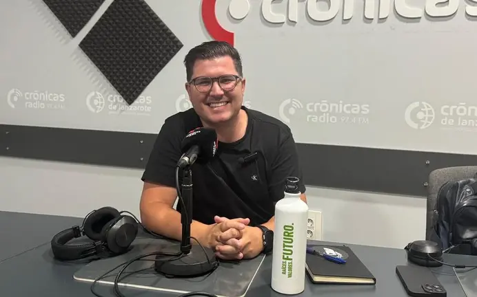 Ayoze Corujo en el estudio de Crónicas Radio.