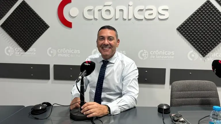Oswaldo Betancort en Cr&oacute;nicas Radio.