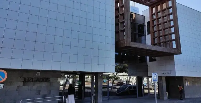 Entrada en los juzgados de Arrecife.