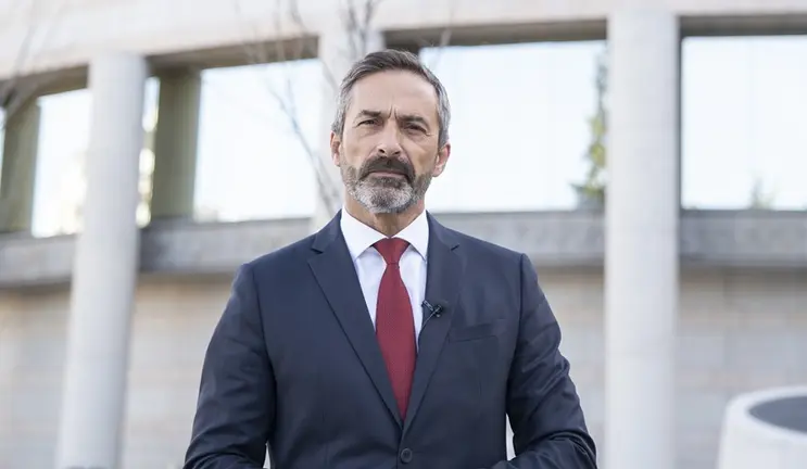 Pedro San Gin&eacute;s frente al Senado.