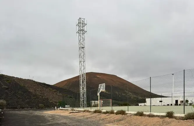 Imagen de la antena de telefonía instalada en el pueblo.