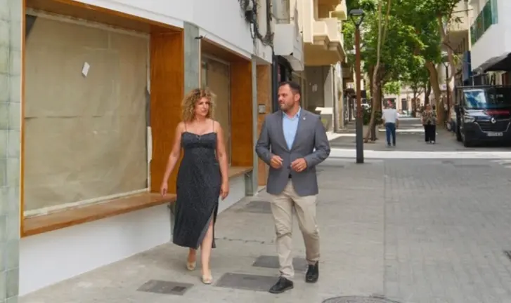 La concejal Eli Merino y el alcalde Yonathan de León paseando por la Calle Real de Arrecife.
