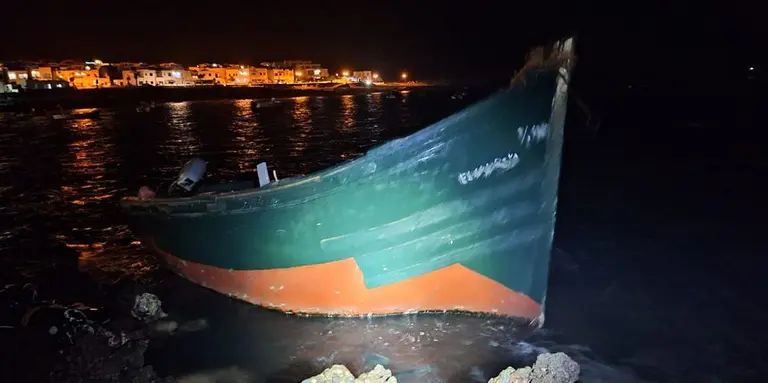 Imagen de la patera en la zona de rocas de la costa
