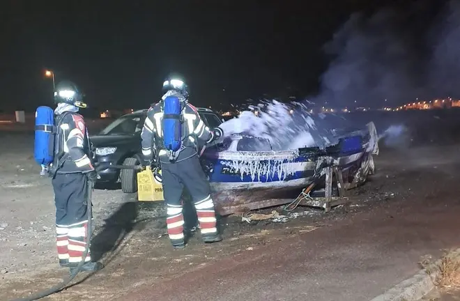 Los bomberos sofocaron el fuego en la embarcación de Maneje.