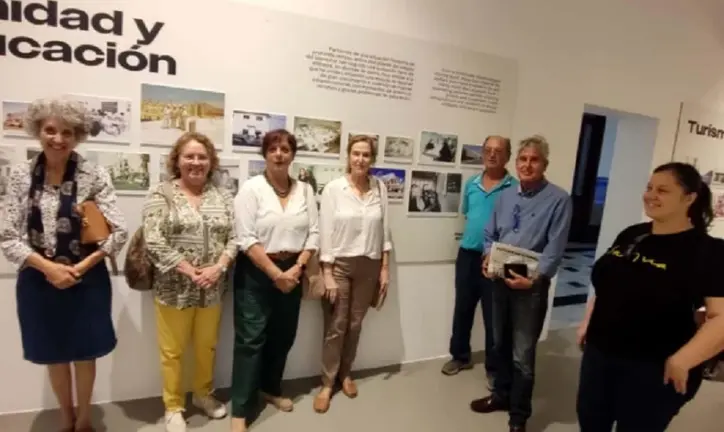 Imagen de la exposición con los integrantes de la Asociación.