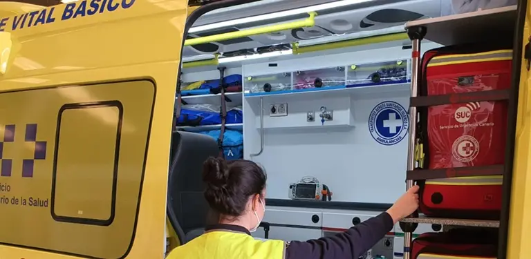 Imagen de archivo de una ambulancia del SUC en pleno operativo.