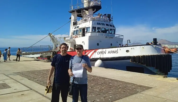 Imagen de los representantes del sindicato junto al famoso barco