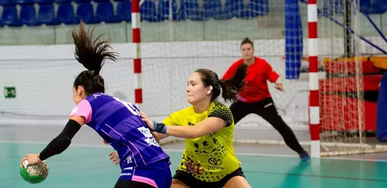 Jugadora del Puerto del Carmen intentando frenar la penetración de la jugadora del Pereda.