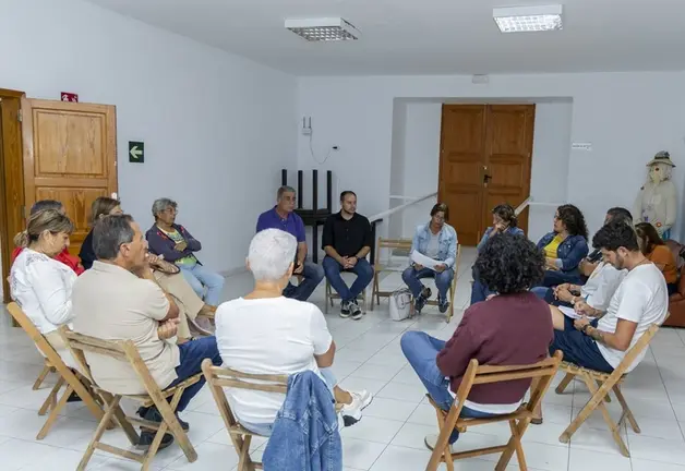 Olivia Duque junto a otros componentes del Gobierno de Teguise en un encuentro vecinal.