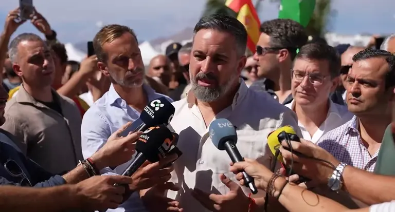 Santiago Abascal compareciendo ante los medios de comunicación durante su visita a Lanzarote.