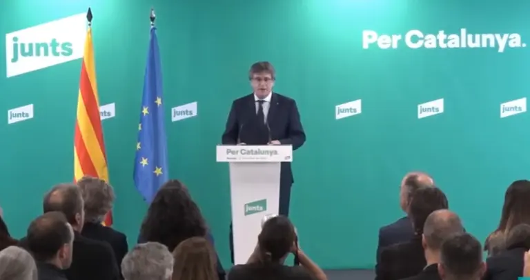 Imagen de la rueda de prensa que ha ofrecido este lunes por la tarde Carles Puigdemont.