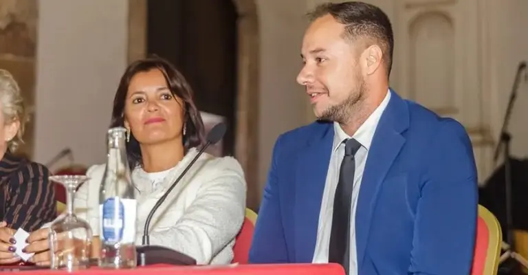 Imagen del ex concejal de VOX Ginés González y la alcaldesa de CC Olivia Duque antes de que el primero abandonara la disciplina del partido que lidera Santiago Abascal.