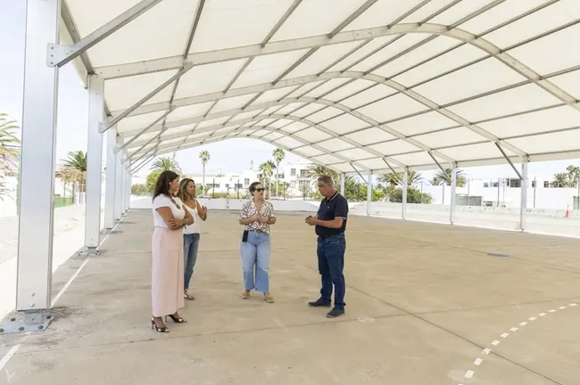 Olivia Duque, Eugenio Robayna y Mar Boronat en la nueva Cubierta del CEIP Alfonso Spínola.