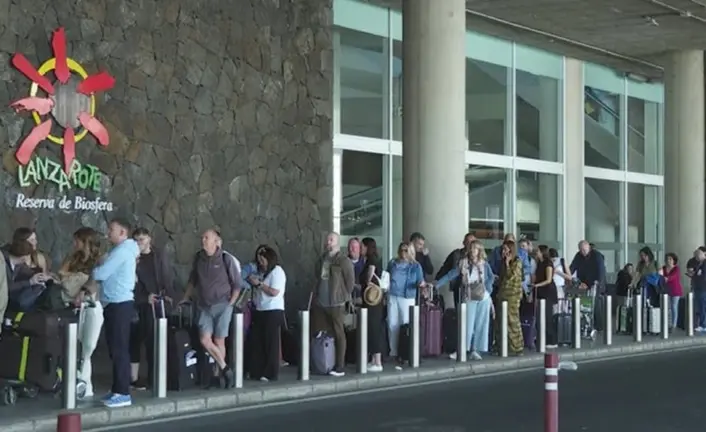Cola en el Aeropuerto César Manrique de gente esperando un taxi.