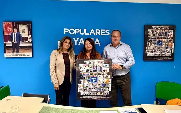 La secretaria PP Lanzarote María Tovar y el presidente PP Yaiza hacen entrega a su esposa Silvia un recordatorio de buenos momentos