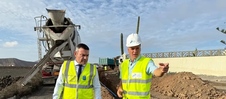 Oswaldo Betancort y Domingo Cejas en su visita a las obras de El Cuchillo.