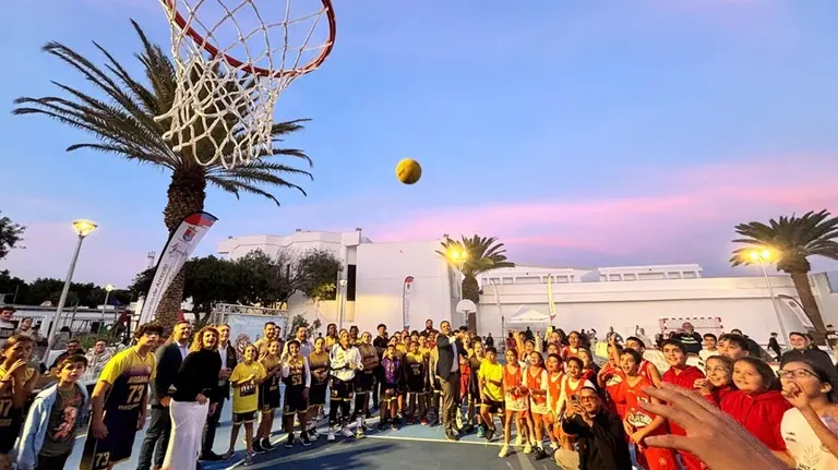 El alcalde Yonathan de León y la concejala de Deportes  junto a jóvenes deportistas