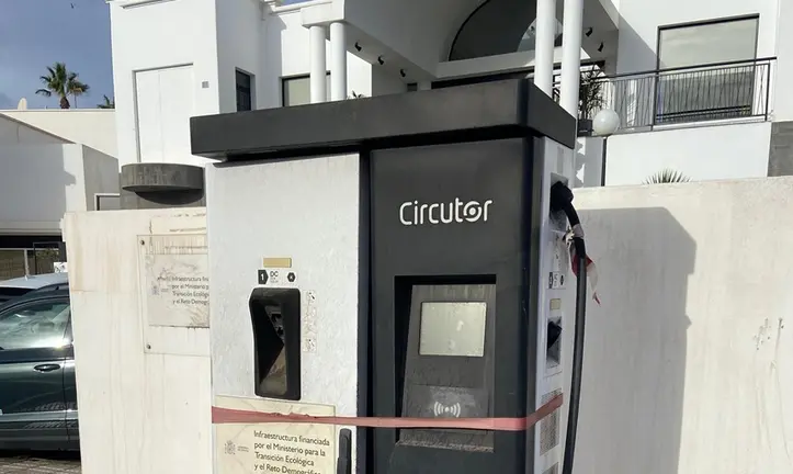 Cargador eléctrico inoperativo.