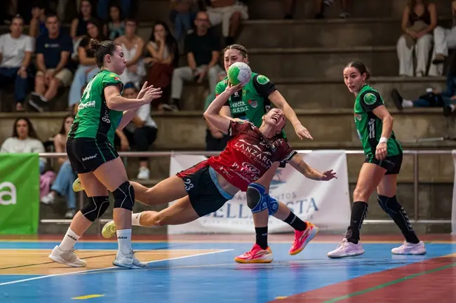 Jugadora del Zonzamas realizando un lanzamiento.