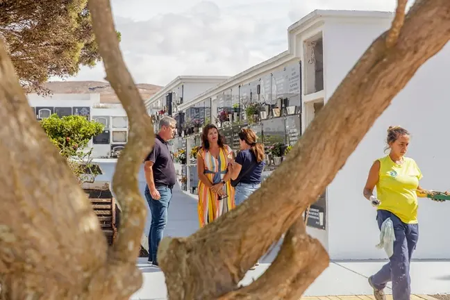Eugenio Robayna y Olivia Duque en un cementerio de Teguise.
