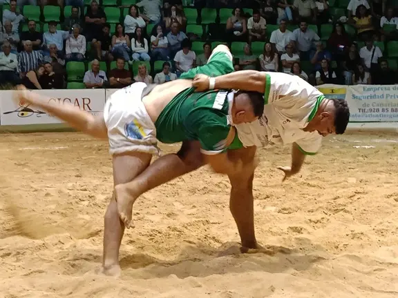 Imagen de una agarrada de un luchador del San Bartolomé.