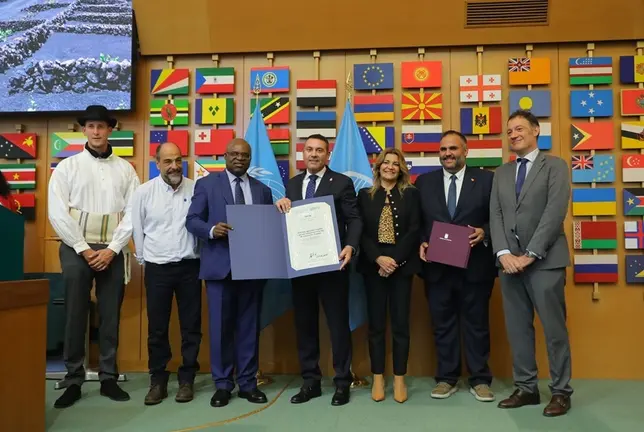 Oswaldo Betancort, Samuel Martín y María Jesús Tovar recibiendo la distinción SIPAM de la FAO.