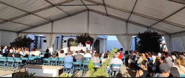 Imagen de la gente que acudió al oficio que se realizó.