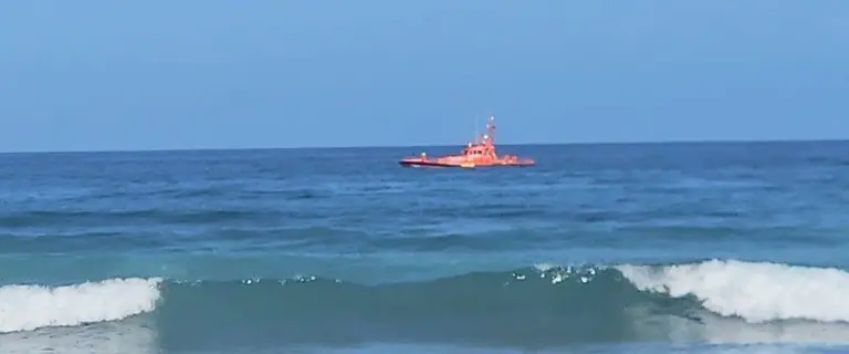 Embarcación de Salvamento Marítimo realizando las labores de búsqueda.