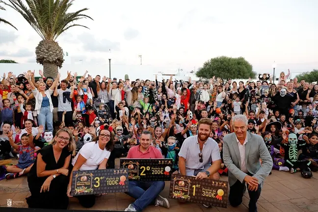 Miriam Hernández y José Juan Cruz haciendo entrega de los galardones a mejores escaparátes.
