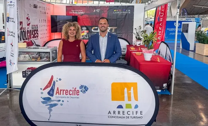 El alcalde de Arrecife Yonathan de León y la concejala de Deportes, Eli Merino, promocionando Arrecife en una feria para eventos deportivos.