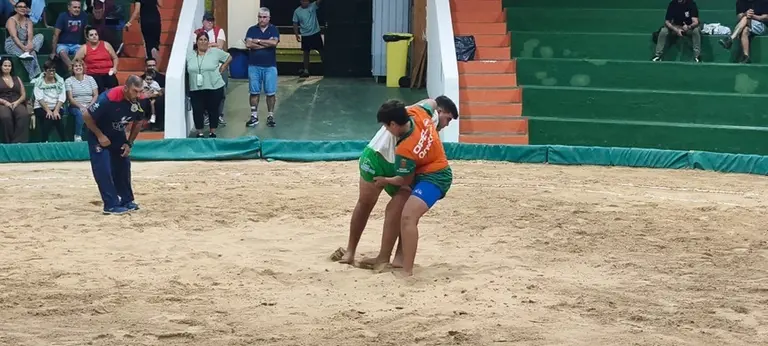 Una agarrada entre un luchador del  Unión Norte y del San Bartolomé.