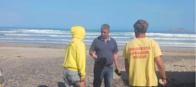 Eugenio Robayna junto a dos socorristas en la playa de Famara.