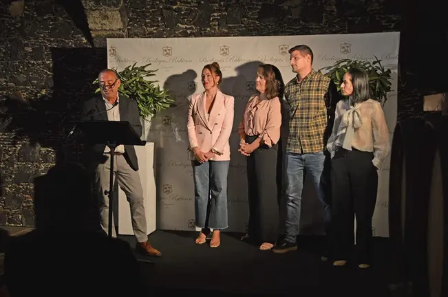 Juan Glaría, gerente de la bodega, y equipo.