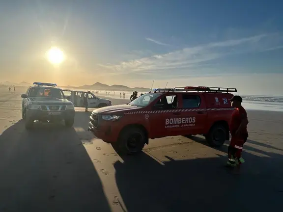 Equipo de búsqueda desplegado en la playa de Famara.