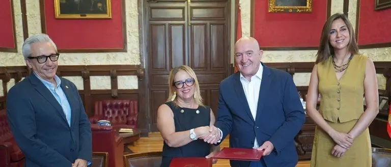 Nori Machín en la firma del convenio en Valladolid.