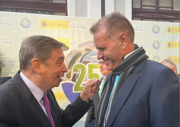 Domingo Cejas saludando al ministro Luis Planas.